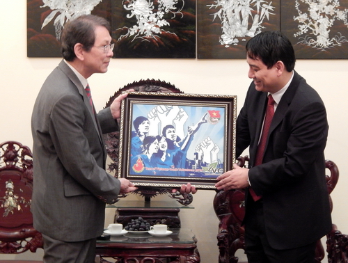 Đồng chí Nguyễn Đắc Vinh tặng quà lưu niệm cho TS Kang Huyn Lee - Chủ tịch thế giới Hiệp hội Nỗ lực Tình nguyện Quốc tế